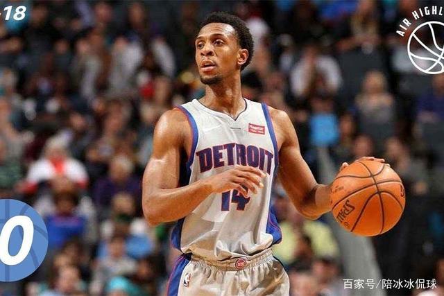 巴黎vs拜仁球迷挂出横幅：滚蛋，财阀纳赛尔！